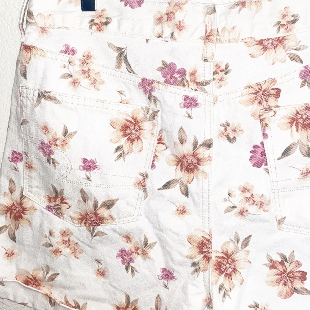 American Eagle White Floral 100% Cotton Cuffed Hem Summer Shorts - Picture 7 of 12